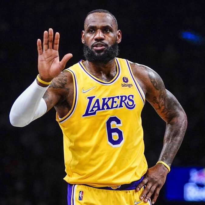 LeBron James ialah salah satu pemain paling popular dalam NBA.