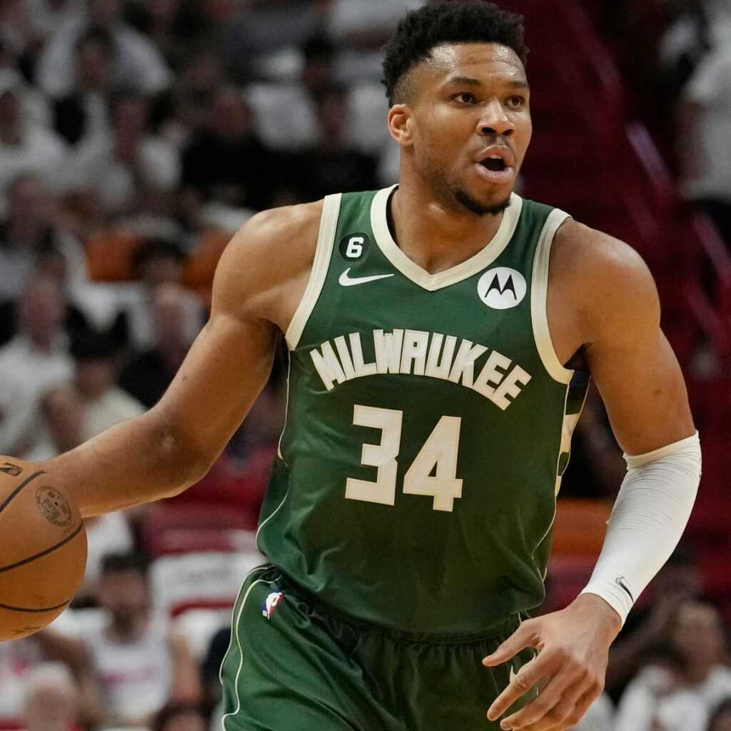 Giannis Antetokounmpo ialah pemain forward yang kuat dan bertekad untuk menang lagi dalam NBA.